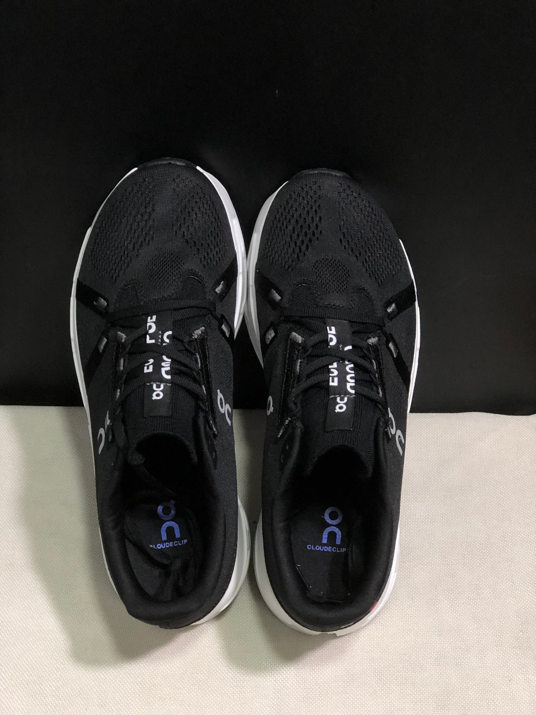 ON CLOUECLIPSE PRETO